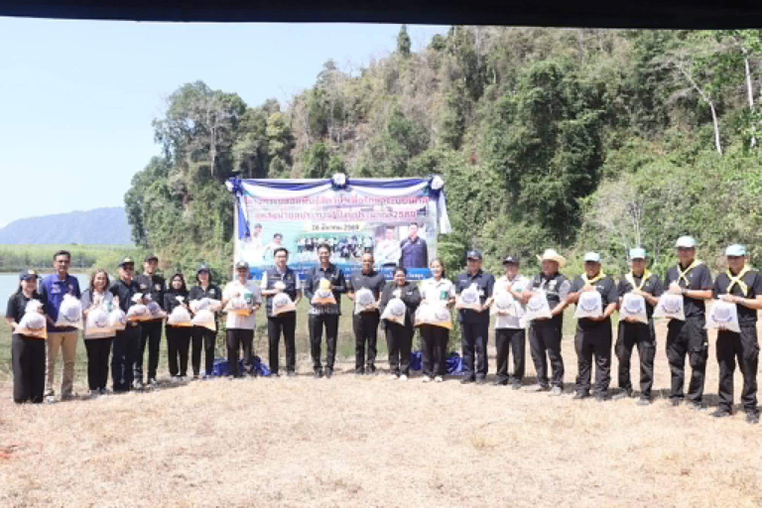 title - ปฏิรูปที่ดินจังหวัดสตูล ร่วมปล่อยพันธุ์สัตว์น้ำ 1 ล้านตัว ฟื้นฟูระบบนิเวศฝายคลองท่าแพร ตามแนวพระราชดำริ ณ บริเวณฝายคลองท่าแพร